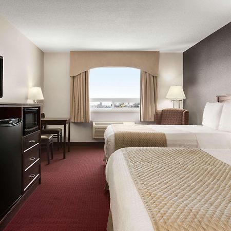 Days Inn & Suites By Wyndham Brandon Bagian luar foto