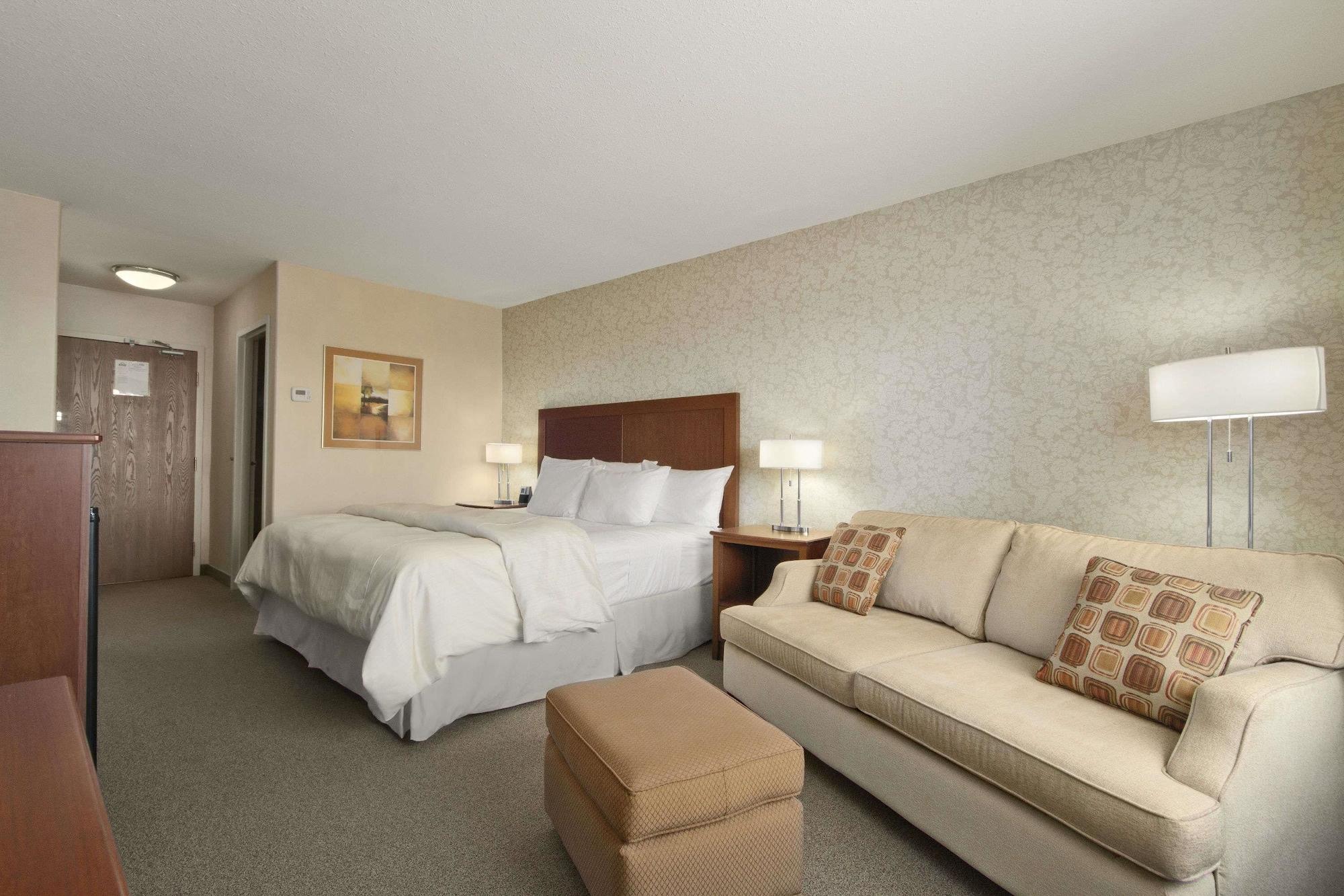 Days Inn & Suites By Wyndham Brandon Bagian luar foto