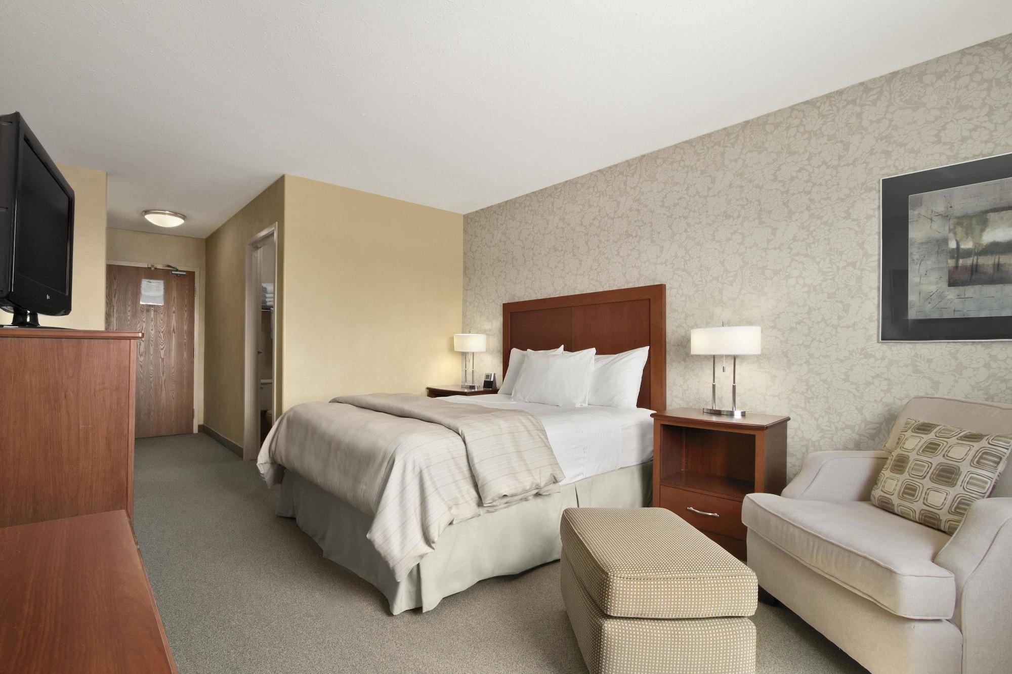 Days Inn & Suites By Wyndham Brandon Bagian luar foto