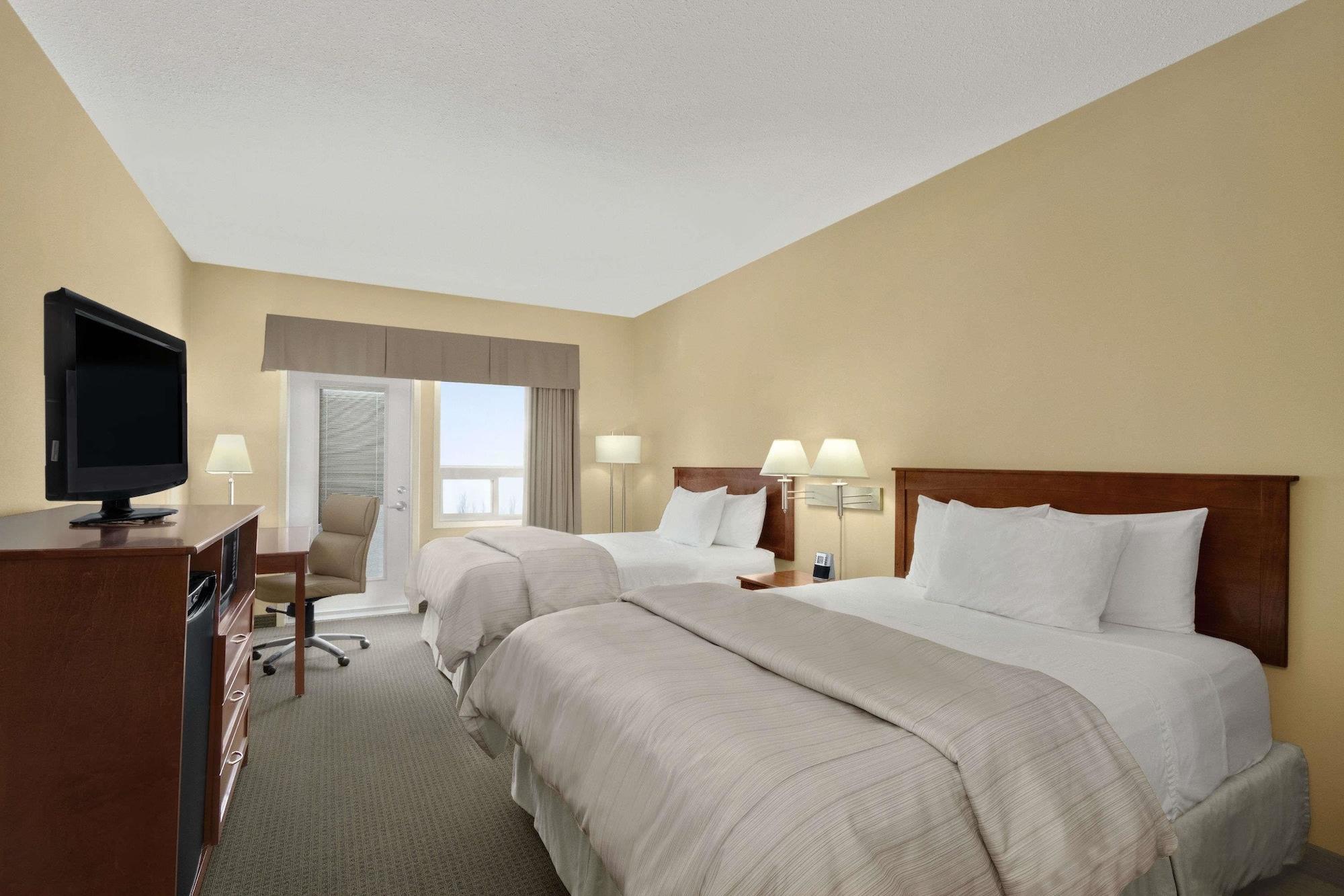 Days Inn & Suites By Wyndham Brandon Bagian luar foto