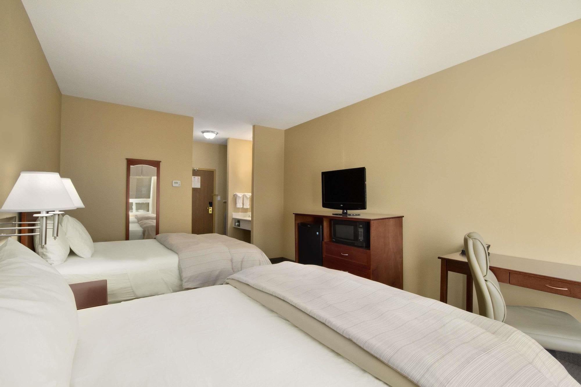 Days Inn & Suites By Wyndham Brandon Bagian luar foto
