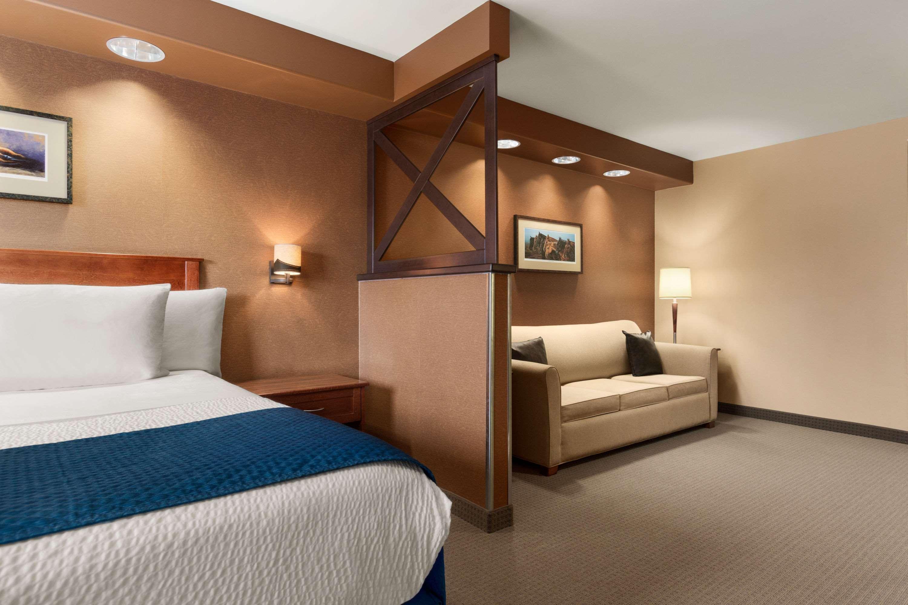 Days Inn & Suites By Wyndham Brandon Bagian luar foto