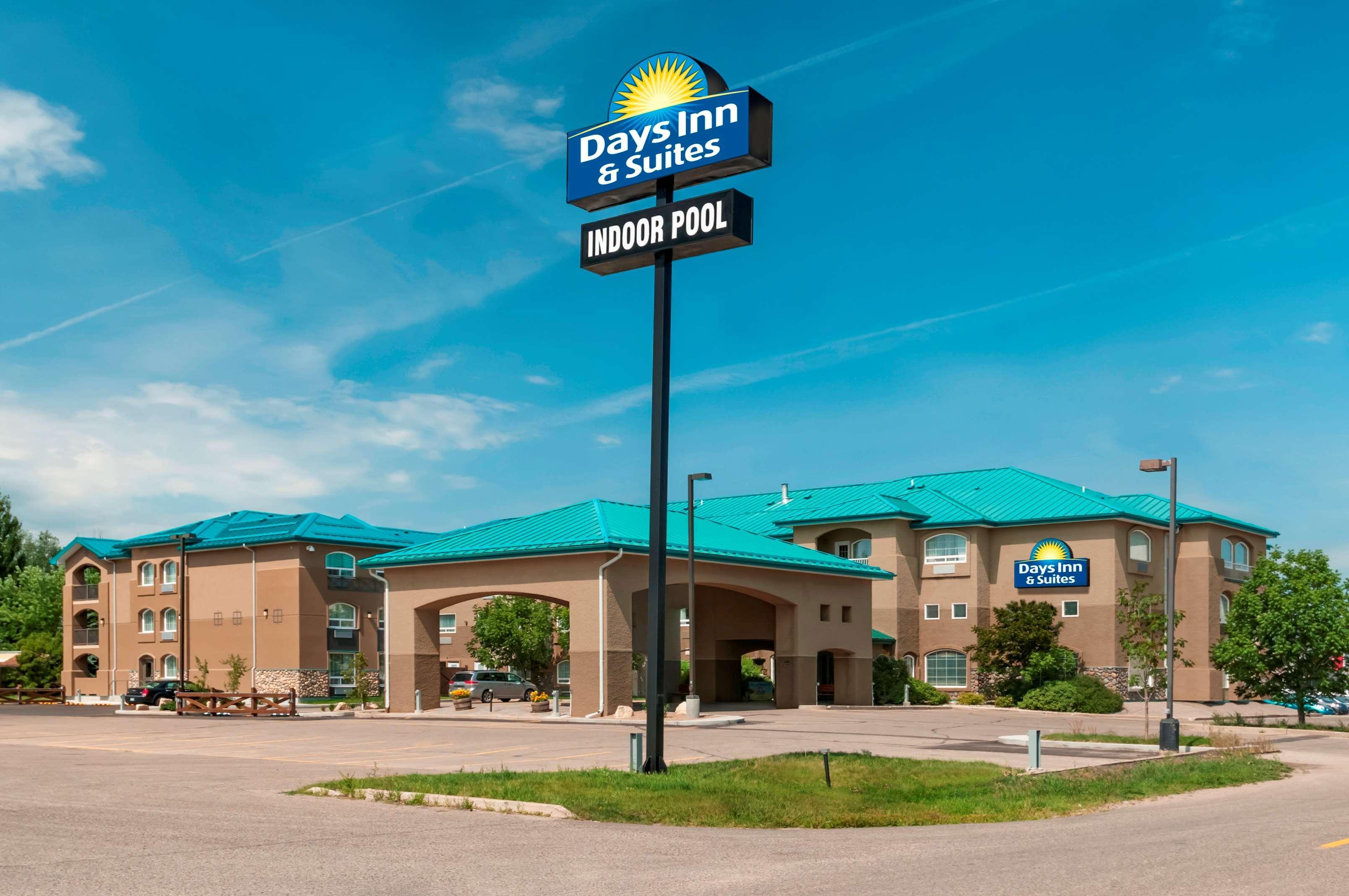 Days Inn & Suites By Wyndham Brandon Bagian luar foto