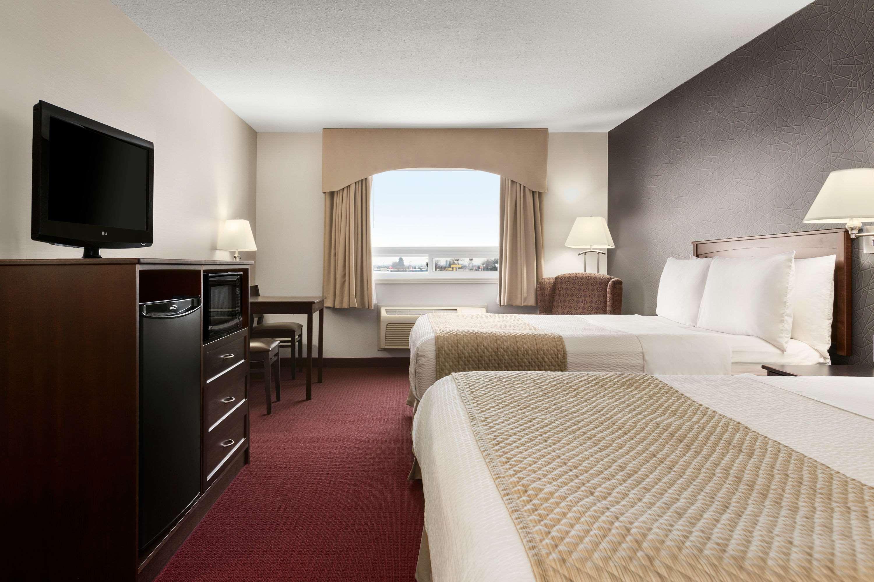 Days Inn & Suites By Wyndham Brandon Bagian luar foto
