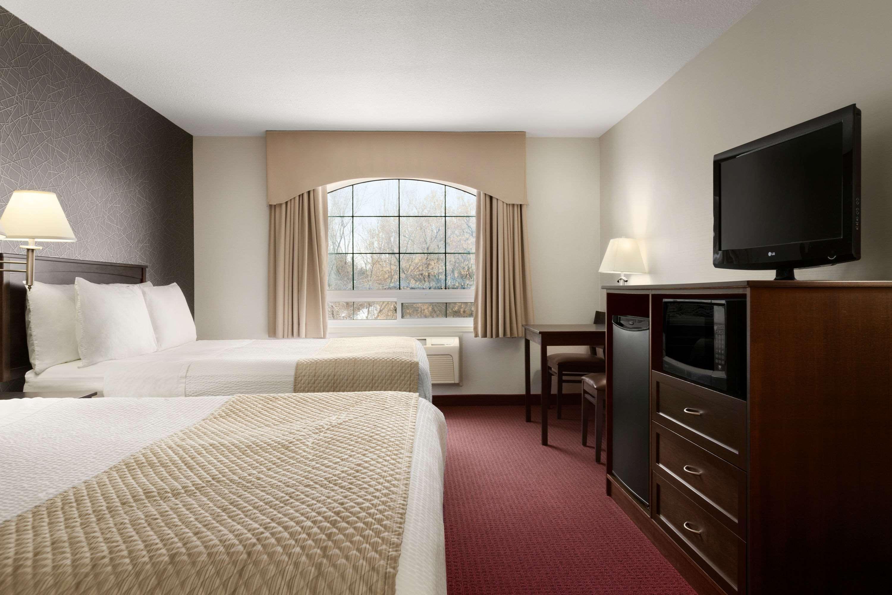 Days Inn & Suites By Wyndham Brandon Bagian luar foto