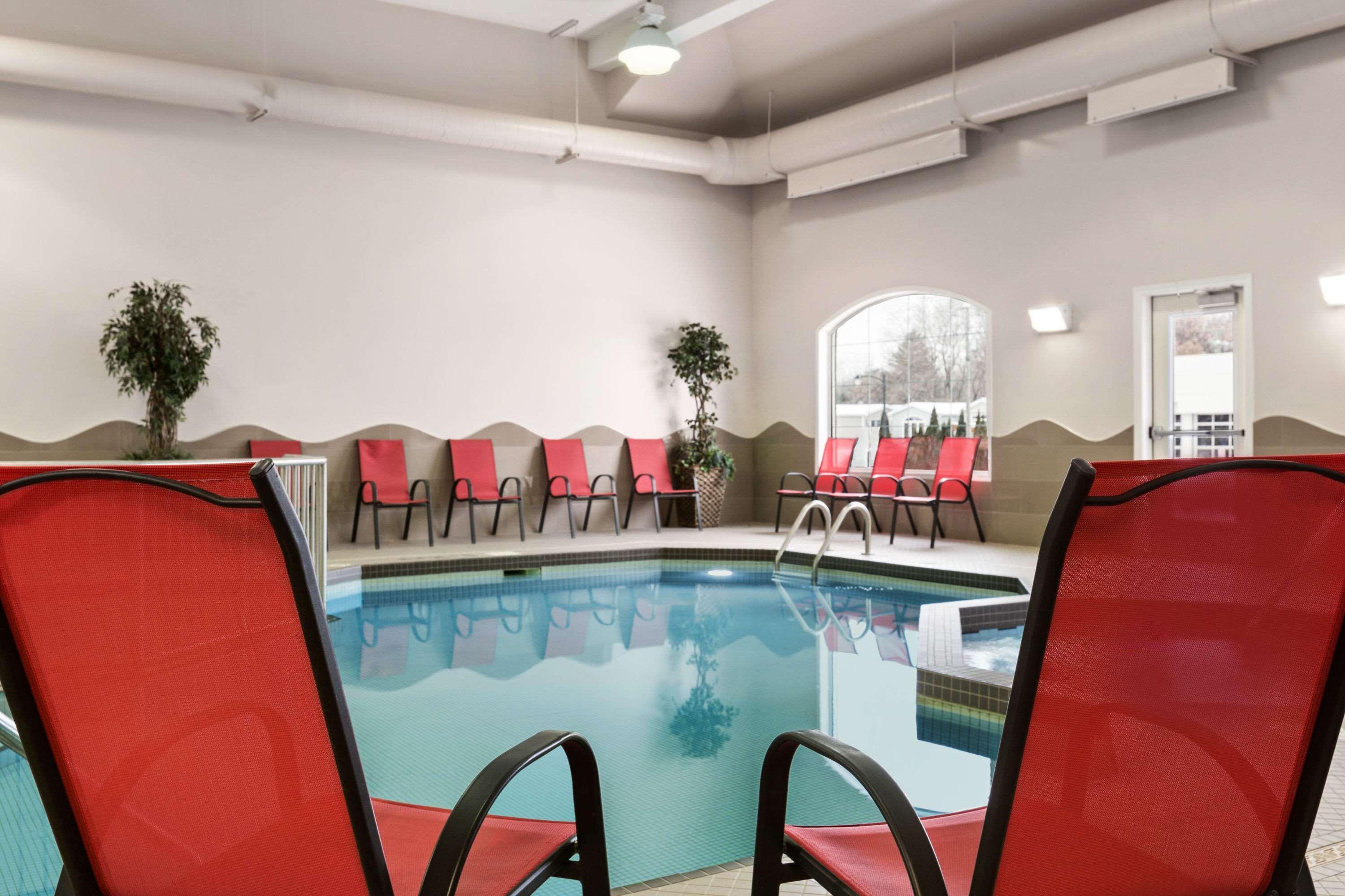 Days Inn & Suites By Wyndham Brandon Bagian luar foto