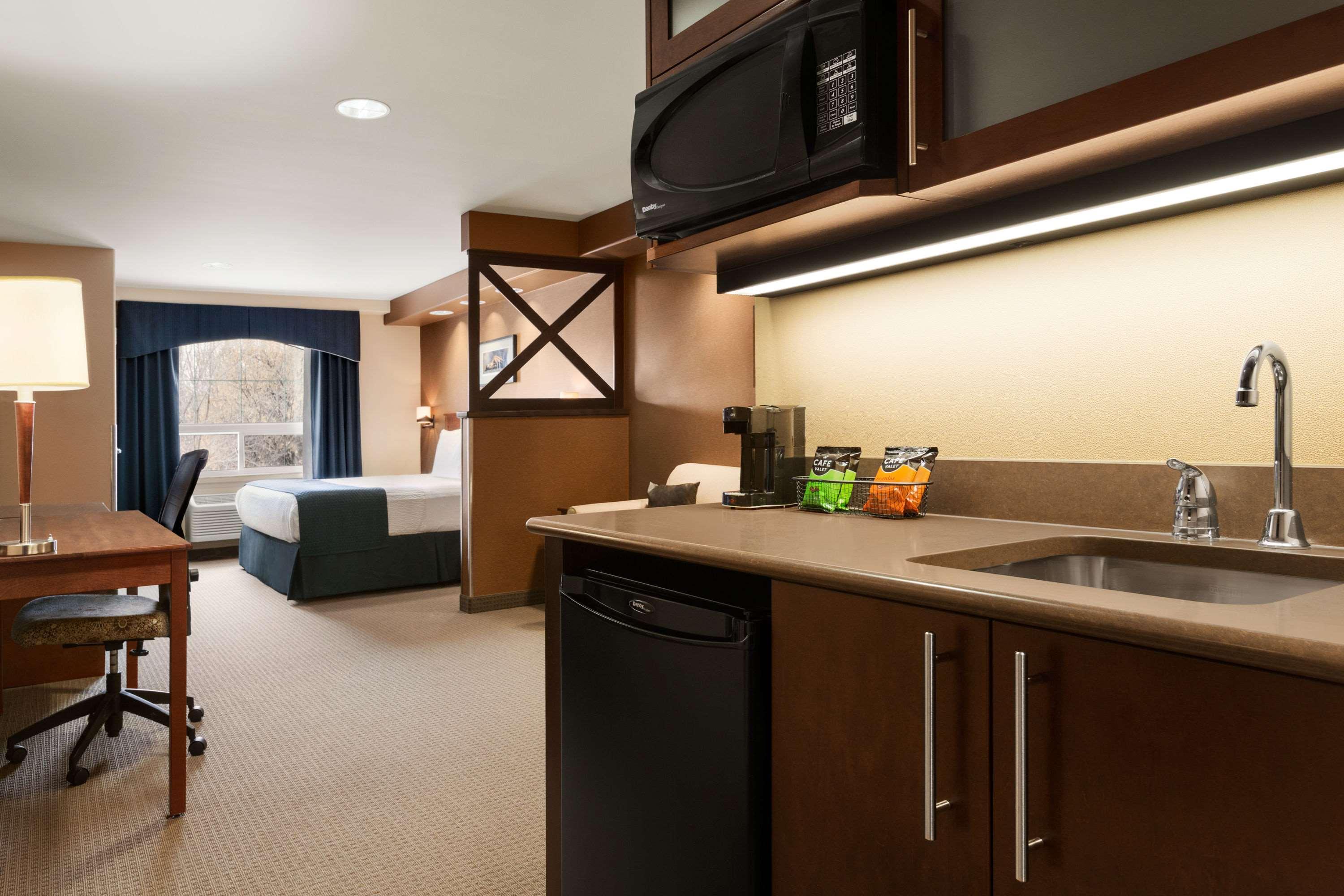 Days Inn & Suites By Wyndham Brandon Bagian luar foto