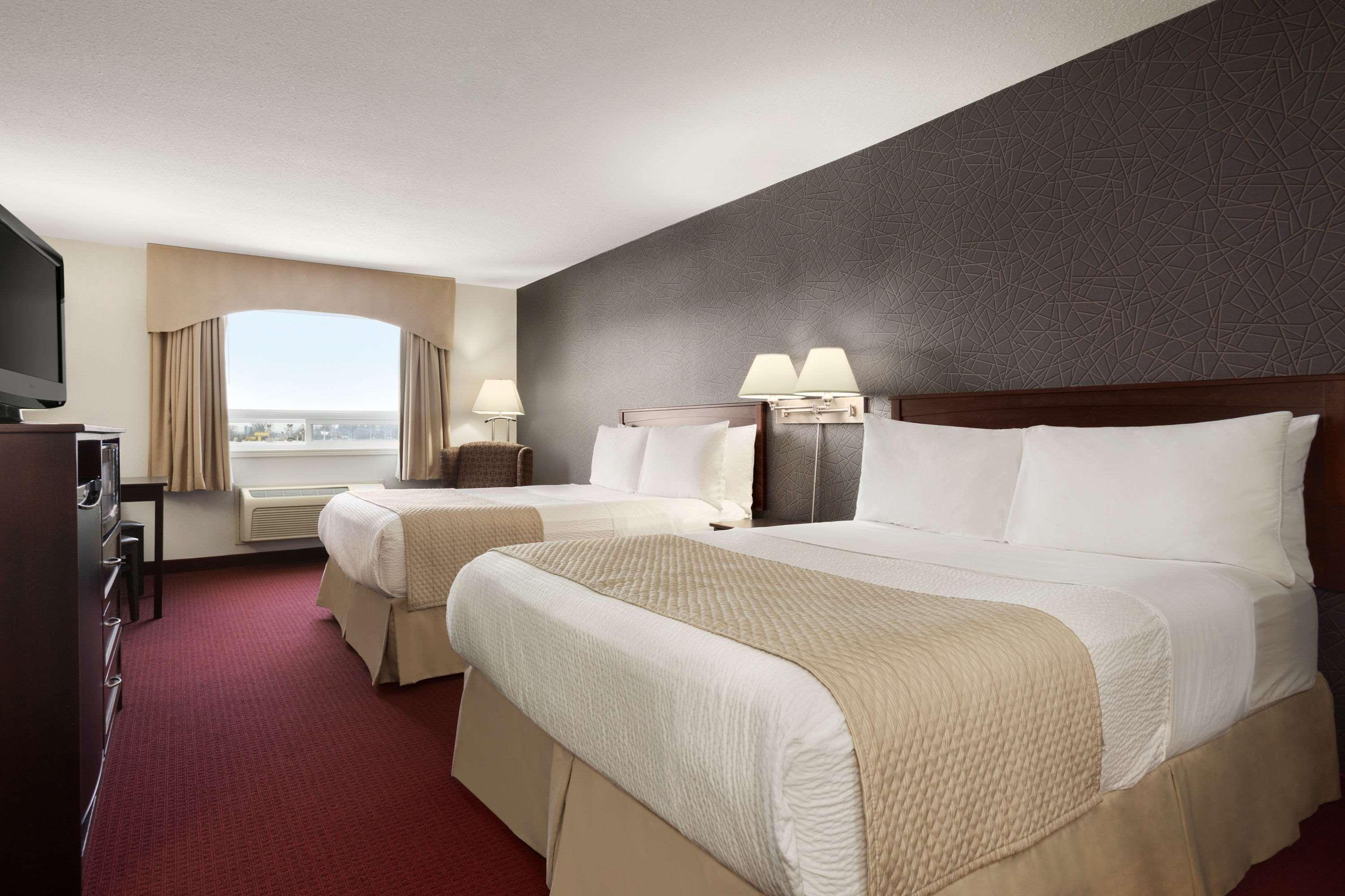 Days Inn & Suites By Wyndham Brandon Bagian luar foto