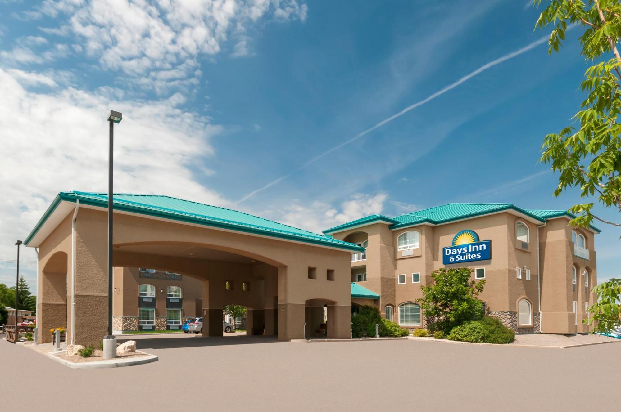 Days Inn & Suites By Wyndham Brandon Bagian luar foto