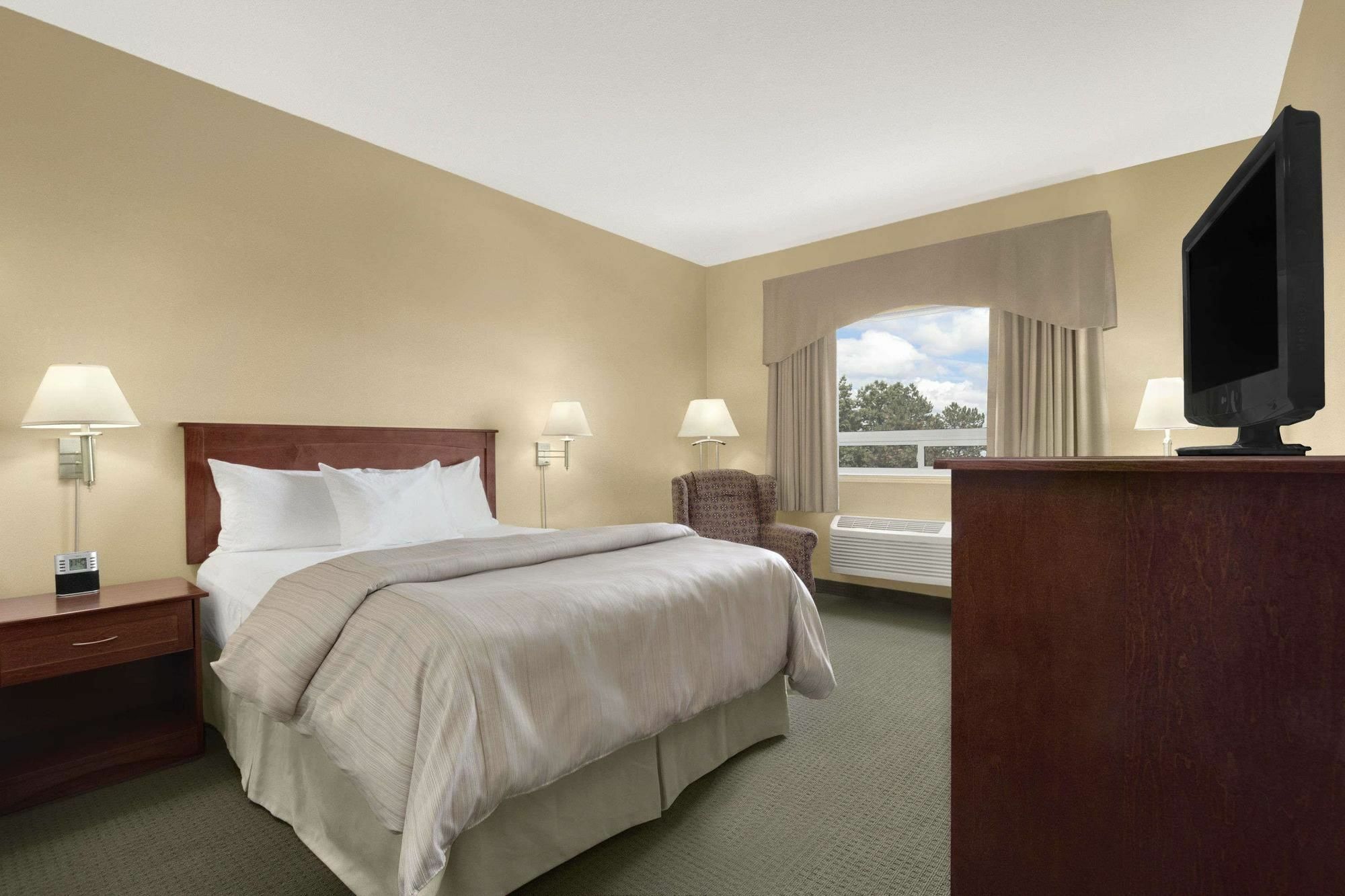 Days Inn & Suites By Wyndham Brandon Bagian luar foto