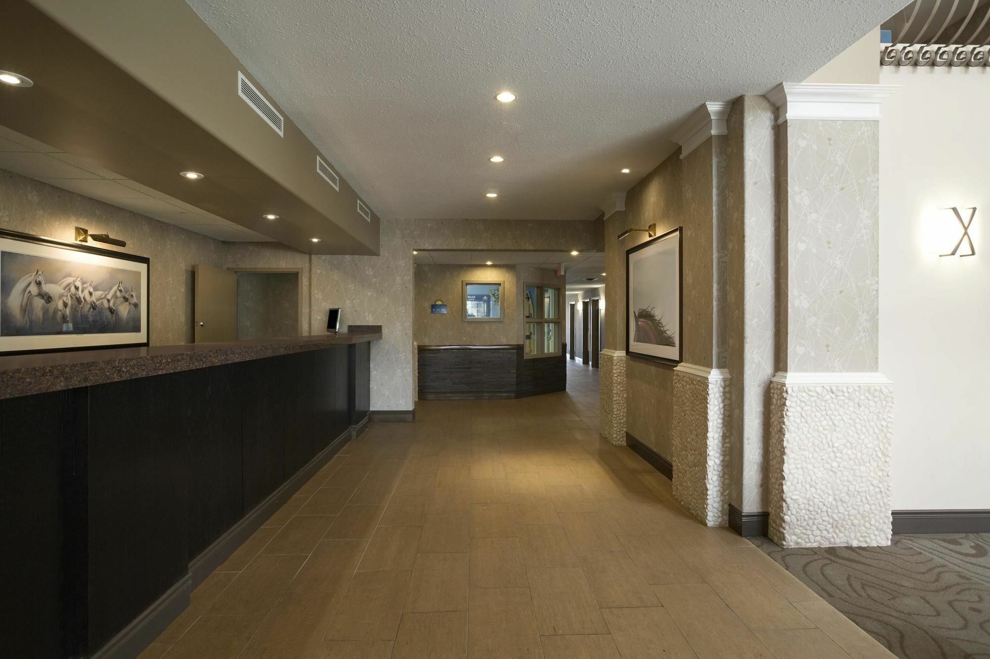 Days Inn & Suites By Wyndham Brandon Bagian luar foto