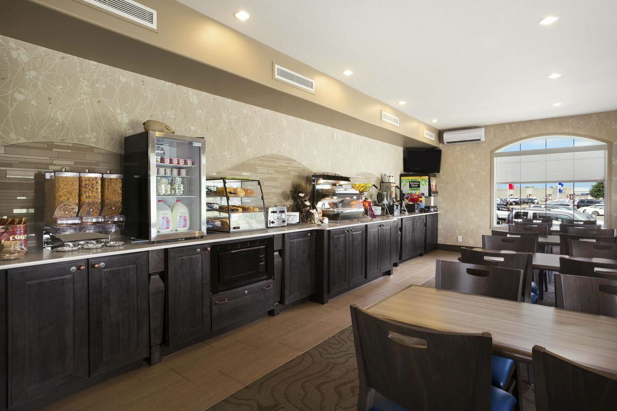 Days Inn & Suites By Wyndham Brandon Bagian luar foto