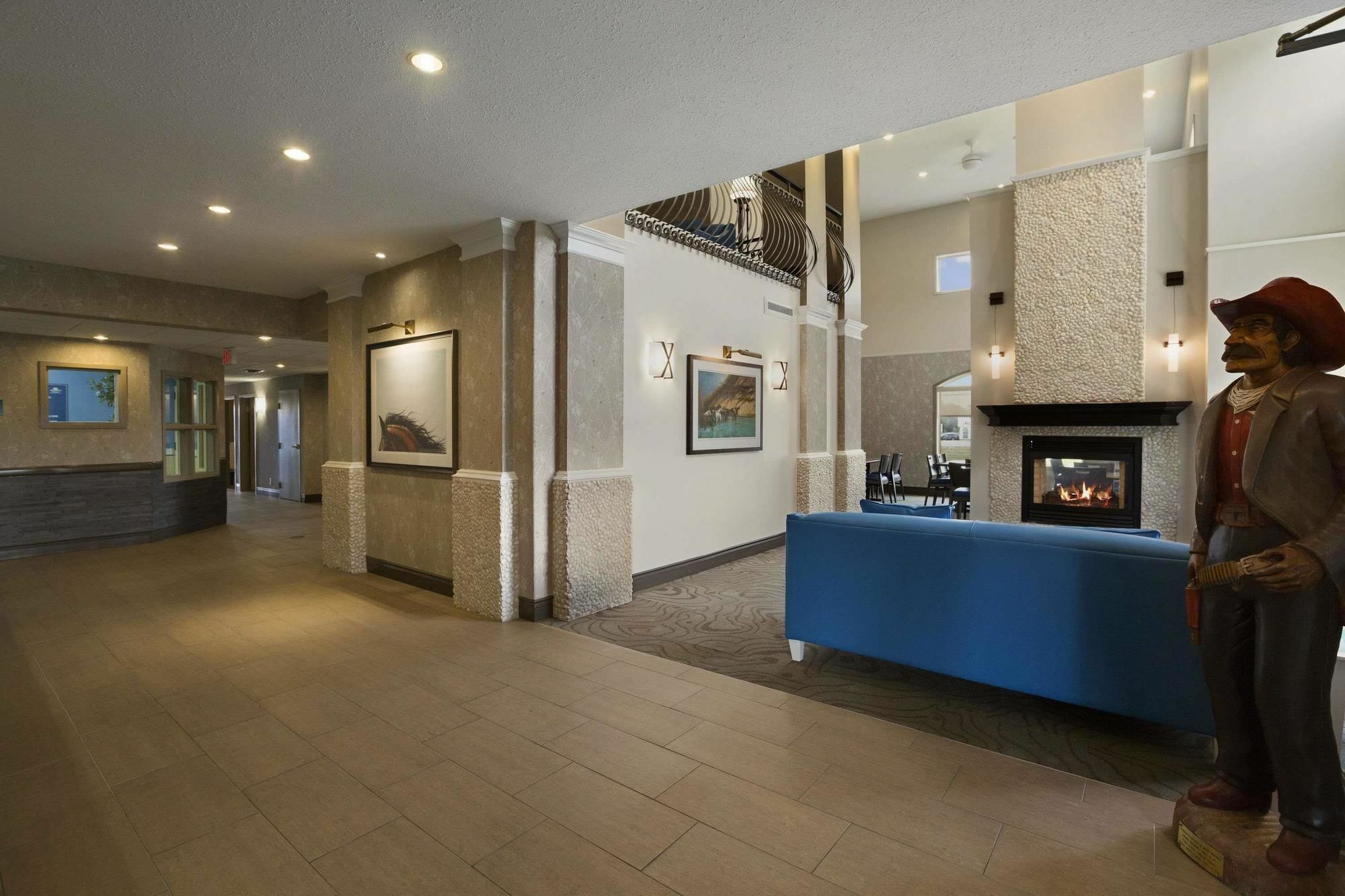 Days Inn & Suites By Wyndham Brandon Bagian luar foto