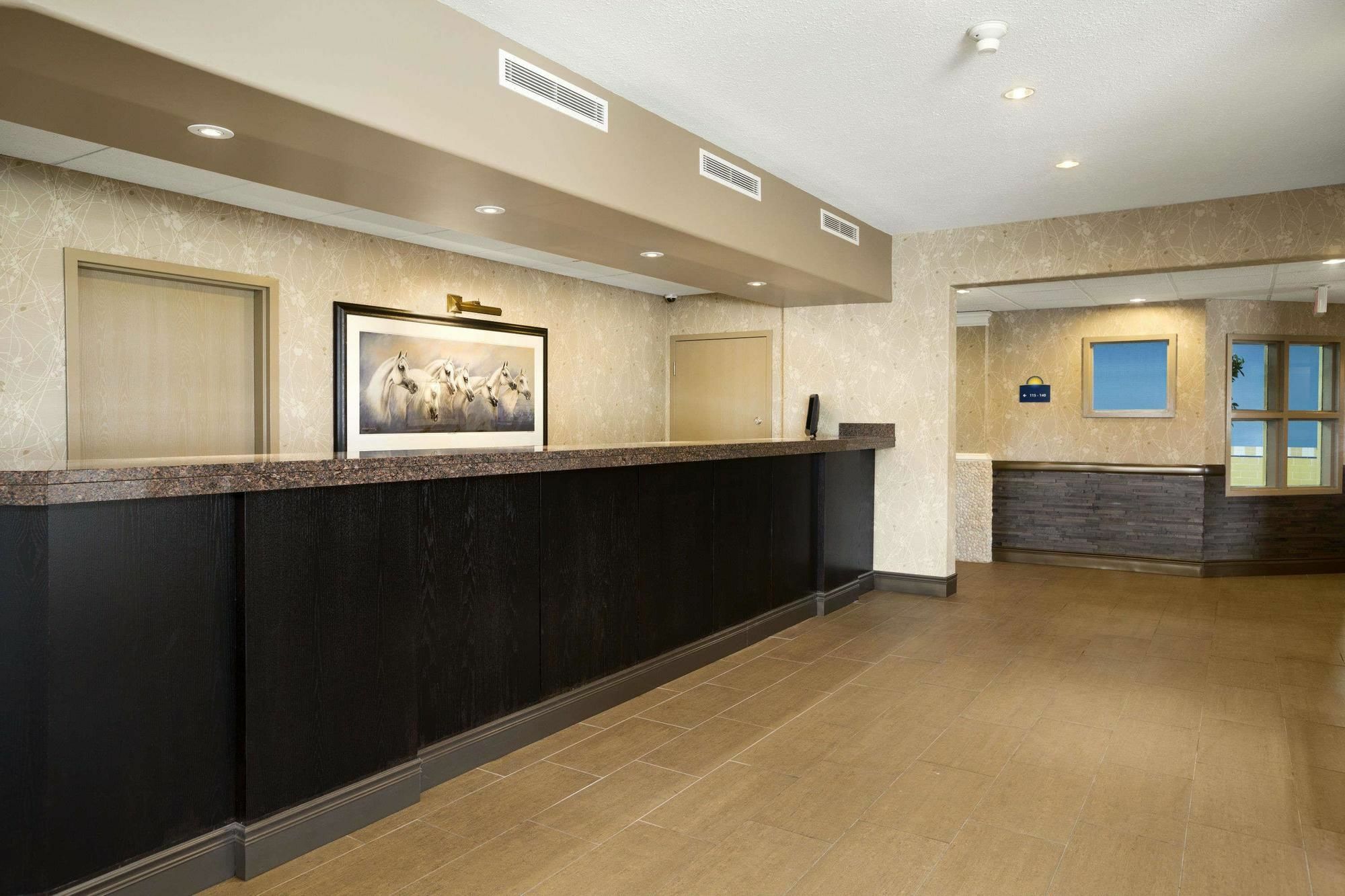 Days Inn & Suites By Wyndham Brandon Bagian luar foto