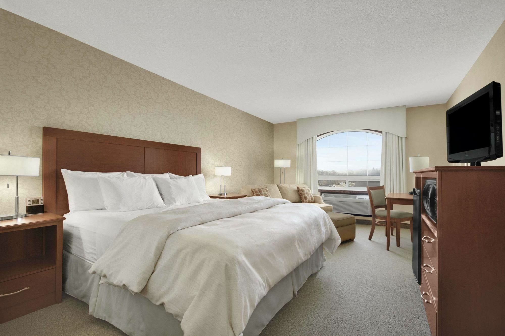 Days Inn & Suites By Wyndham Brandon Bagian luar foto