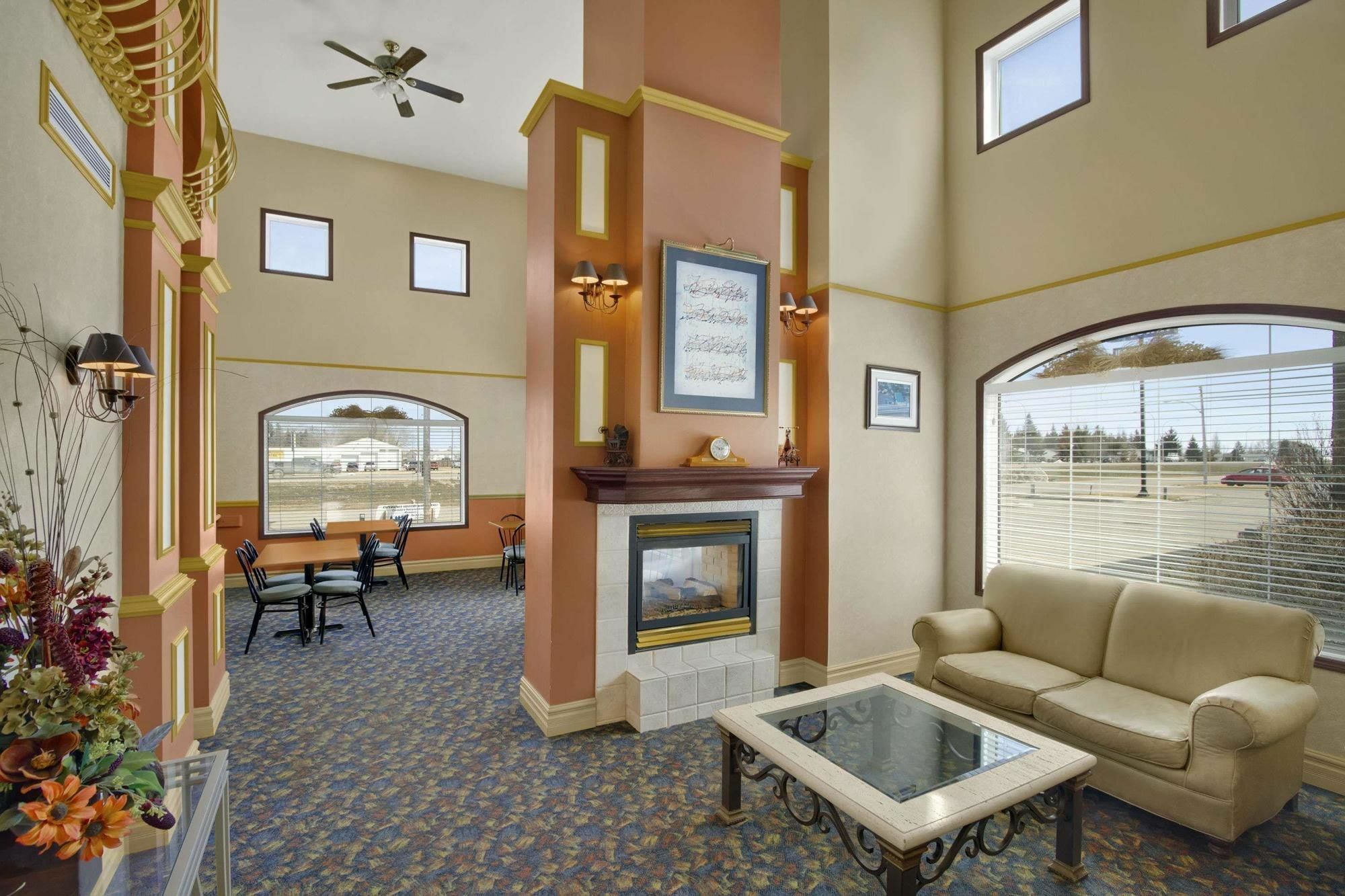 Days Inn & Suites By Wyndham Brandon Bagian luar foto